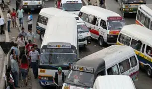 Tráfico aviva el estrés: pasajeros arriesgan su vida por subir al transporte público