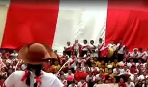 Perú vs. Nueva Zelanda: escolares alientan a la selección peruana en SJL
