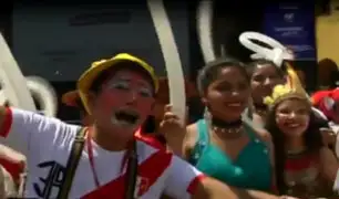 Hinchas peruanos alientan a la 'blanquirroja' en la Plaza de Armas