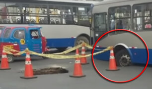 Avenida Tacna: bus del Corredor Azul quedó atascado en forado