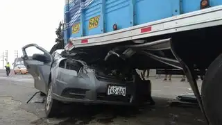 Trujillo: auto impacta contra parte trasera de camión dejando un muerto y dos heridos