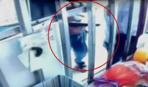 Piura: cámaras captan violento asalto a cliente de ferretería