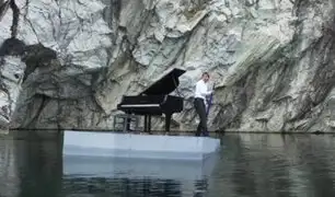 Rusia: pianista realiza recital flotando en un lago