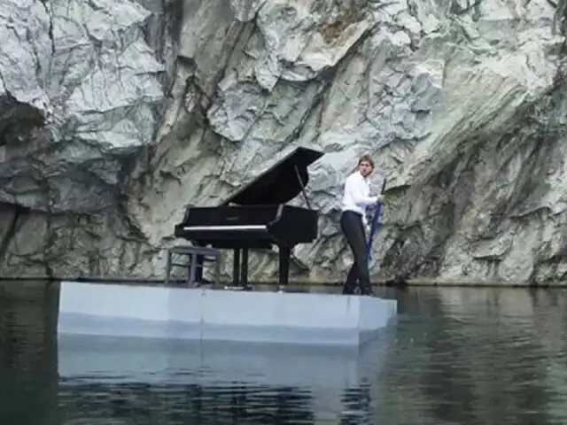 Rusia: pianista realiza recital flotando en un lago