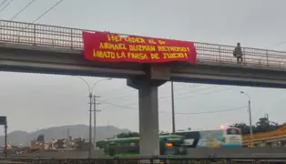 Colocan banderolas en puentes peatonales para apoyar a Abimael Guzmán
