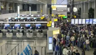 Policía dispara contra hombre armado en aeropuerto de Holanda