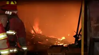 VES: voraz incendio consume 30 talleres en Parque Industrial