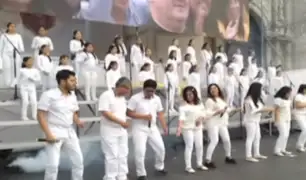 Jóvenes se preparan para cantar al Papa Francisco en la Plaza de Armas de Lima