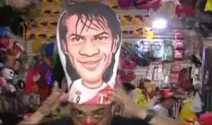 Comerciantes ofrecen polos y máscaras con el rostro del 'Depredador'