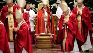 Papa asiste a funeral de sacerdote acusado de encubrir pederastas