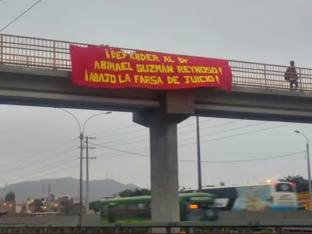 Colocan banderolas en puentes peatonales para apoyar a Abimael Guzmán