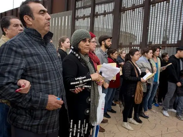 Cientos celebran la "Posada sin fronteras" entre México y EEUU