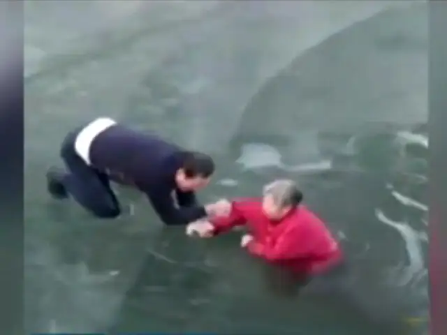 China: hombre salva a anciana que cayó en lago congelado