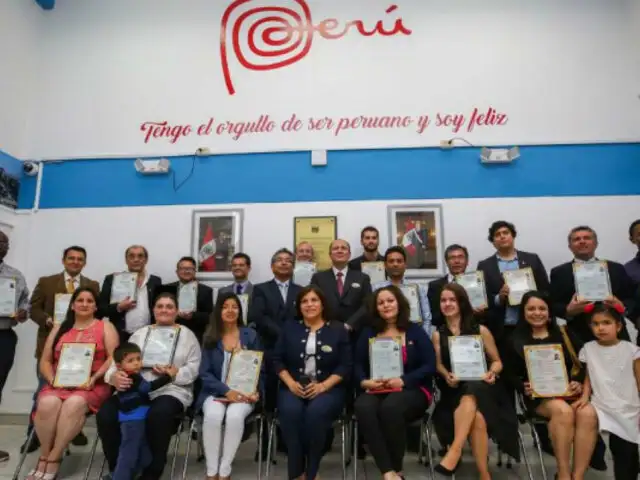 Nuevos compatriotas: 18 extranjeros reciben la nacionalidad peruana