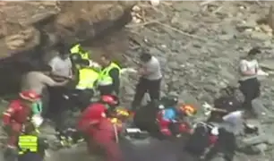 Pasamayo: bomberos rescatan 24 cuerpos tras la caída del bus
