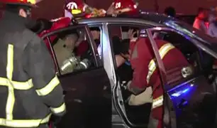 Estación Angamos: auto se despista y se estrella con cerco del Metropolitano