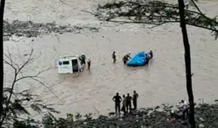 Cusco: dos trabajadores de salud desaparecen tras caída de ambulancia a río Vilcanota