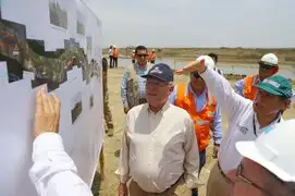 Presidente Kuczynski inaugura puente y entrega viviendas en Piura
