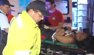 Mujer que fue lanzada desde el cuarto piso de un hotel permanece internada en hospital