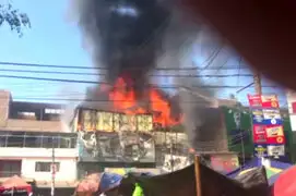 Voraz incendio consume centro comercial 'Tacora' de Trujillo