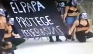 Mujeres protestan desnudas contra el Papa frente a la Catedral de Lima