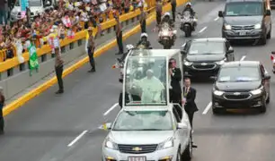 Fieles saludaron al Papa Francisco antes de partir en el Papamóvil
