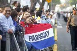 Decenas de fieles extranjeros llegaron a Lima para ver al Papa Francisco