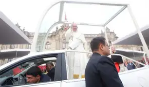 Papa Francisco recorrió la Plaza de Armas y saludó y bendijo a los fieles