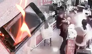 China: hombre muerde batería de un celular y le explota en la cara