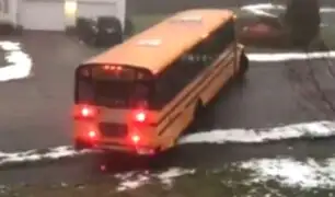 EEUU: autobús escolar patina por la nieve y choca contra auto