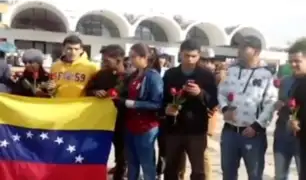 Venezolanos entregan rosas a huancaínas por insulto a compatriota