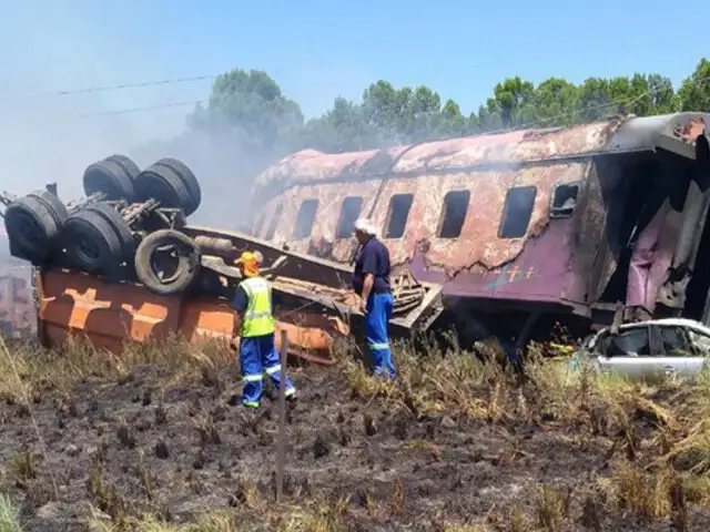 Sudáfrica: 18 muertos y 250 heridos deja accidente de tren