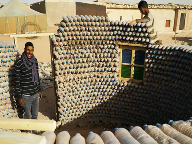 Argelia: ingeniero construye casas con botellas de plástico