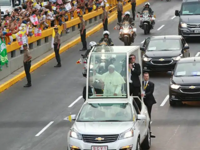 Fieles saludaron al Papa Francisco antes de partir en el Papamóvil