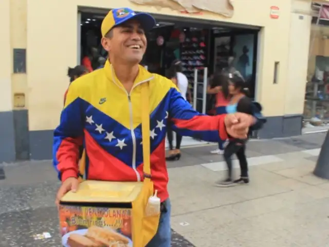 Venezolanos enfrentados con peruanos por la venta de productos en la calle