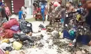 Iquitos: vecinos furiosos lazan basura en la casa del alcalde en Belén