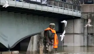 Francia: colocan salvavidas a estatua por crecida del río Sena