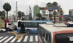 Bus invade berma central en av. Brasil para evitar intenso tráfico