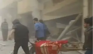 Siria: rescatan a bebé de edificio destruído por bombardeos