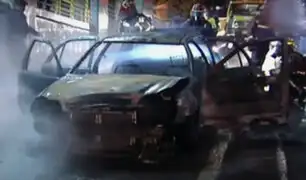 Conductor salvó de morir tras incendio de su auto en Vía Evitamiento