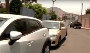 Surco: vehículos estacionados en la pista impiden tránsito
