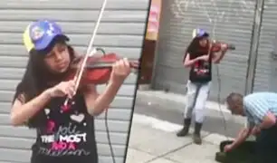 Centro de Lima: niña venezolana sorprende a transeúntes tocando el violín