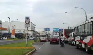 Surco: captan señales de tránsito contradictorias en av. Benavides