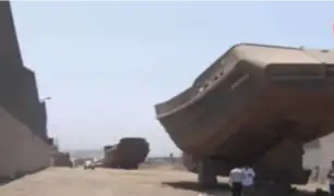 Callao: tres enormes buques están abandonados en una calle de Ventanilla