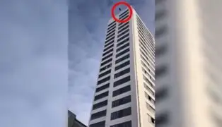 VIDEO: salta del piso 24, no se abre el paracaídas pero sobrevive