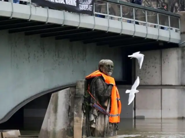 Francia: colocan salvavidas a estatua por crecida del río Sena