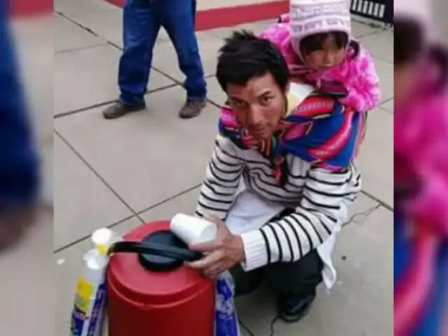 Facebook: Este hombre que lleva una bebé en sus espaldas ha derretido el duro corazón de las redes peruanas [FOTOS]