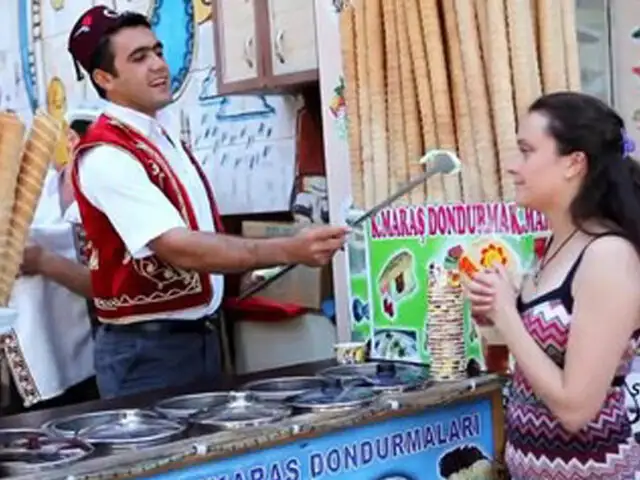 Turquía: con increíbles trucos heladeros atraen a turistas