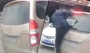 China: hombre con espectacular patada rompe luna de una minivan