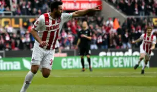 Claudio Pizarro da pase de gol en el partido del Colonia ante el Bremen